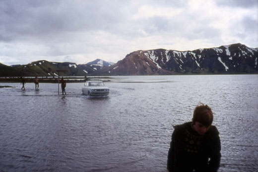 Vegur undir vatni við Frostastaðavatn